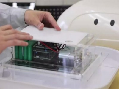 Aigamo 机器人也正是以「合鸭」这种经典育培种稻田鸭而命名，整个机器人重约 1.5 公斤，大小和我们常见的扫地机器人类似，但是整体要轻上不少（毕竟要浮在水面上），用下侧的两个旋转橡胶刷来代替鸭子的脚，通过它们的搅拌让水稻吸收养分和水分。