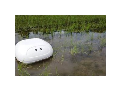 Aigamo 机器人也正是以「合鸭」这种经典育培种稻田鸭而命名，整个机器人重约 1.5 公斤，大小和我们常见的扫地机器人类似，但是整体要轻上不少（毕竟要浮在水面上），用下侧的两个旋转橡胶刷来代替鸭子的脚，通过它们的搅拌让水稻吸收养分和水分。