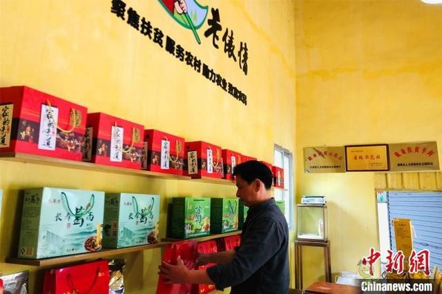 江西上饶农民“触网”增收 农品走出“深闺”