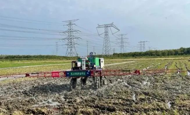 上海智慧农场：5G让无人农机在田间“跑”起来
